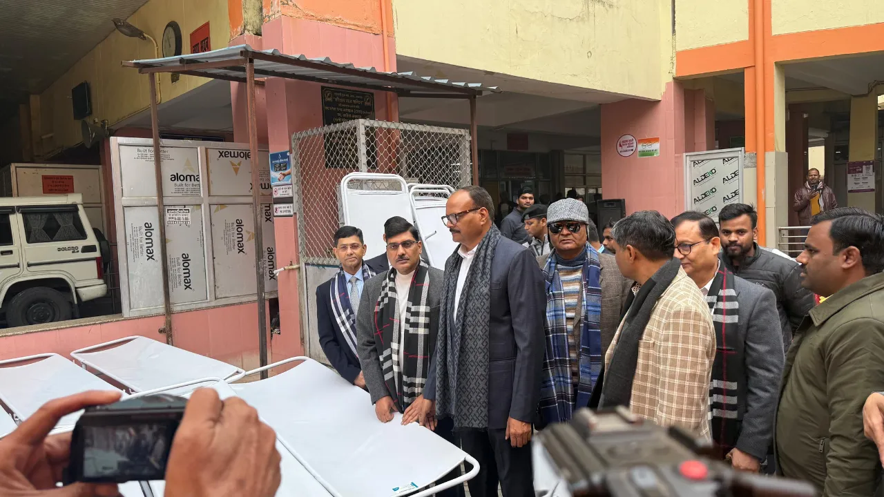 समाज सेवा में व्यापारी वर्ग दानवीर: उपमुख्यमंत्री ब्रजेश पाठक ने की सराहना, रेडक्रॉस ने अस्पतालों को सौंपे स्ट्रेचर-व्हीलचेयर
