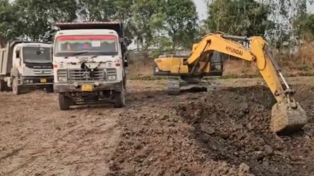 अयोध्या में अवैध खनन पर सख्ती, खान निरीक्षक पाठक चंद्रशेखर रामानुज निलंबित
