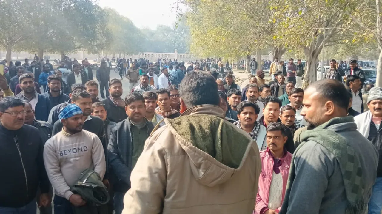 बिजली आउटसोर्स कर्मचारियों में रोषः ऊर्जामंत्री से न मिल पाने से भड़के कर्मचारी, अब 14 को होगी वार्ता