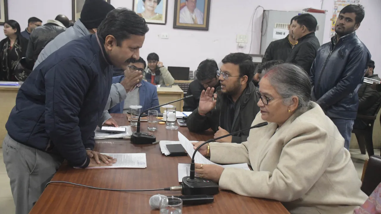 समाधान दिवसः माता-पिता दोनों के नाम पानी का बिल... बेटा 20 साल से लगा रहा चक्कर, नहीं मिल रहा हल
