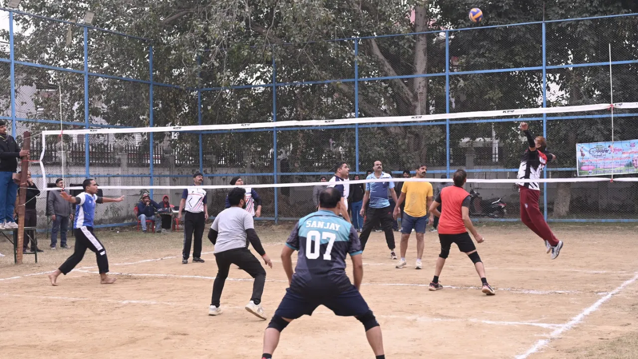 बैडमिंटन में राज सिंह और आशुतोष बने विजेता... तो वॉलीबॉल मुकाबलों में जीत के लिए जोर आजमाइश करते दिखे खिलाड़ी