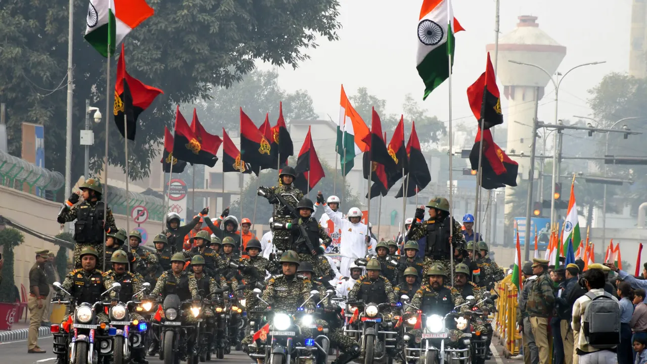 गणतंत्र दिवस की फुल ड्रेस रिहर्सल में दिखा जोश और जज्बा... टैंक-तोपों की दहाड़ के बीच जवानों ने किया मार्चिंग, देशभक्ति का जश्न शुरू