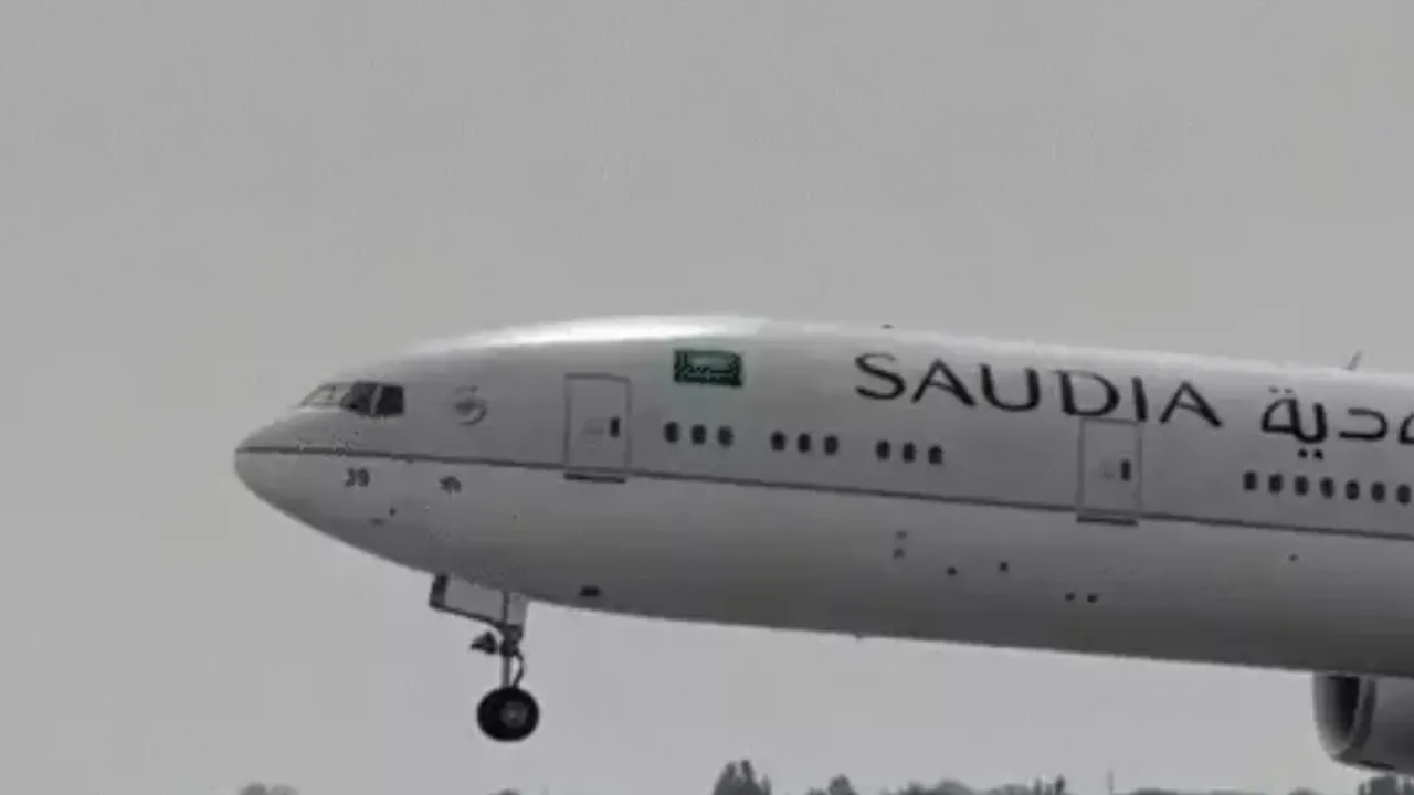 हवा में कुछ ऐसा की करनी पड़ी इमरजेंसी लैंडिंग, जेद्दा जा रहा सऊदी अरबिया एयरलाइंस का विमान रास्ते से वापस लौटा...