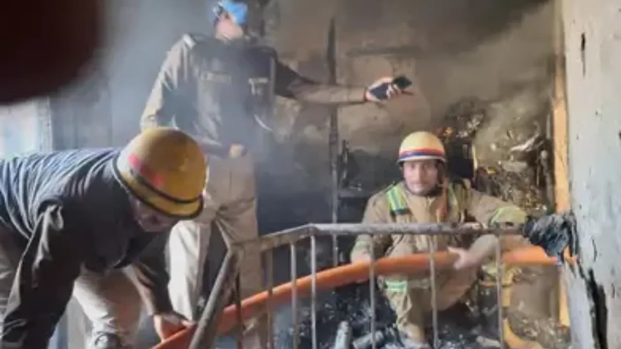 Lucknow News: पड़ोसी सीढ़ी लाते उससे पहले कूद गई स्कूल संचालिका... पति के अस्पताल में भर्ती,  बेटी को करना था अमेरिका वापसी, आग की लपटों में फंसा पूरा परिवार