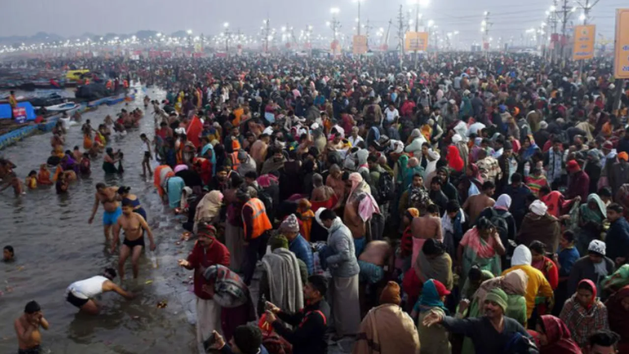 Magh Mela 2026: मौनी अमावस्या पर संगम में श्रद्धालुओं की भारी भीड़, लाखों लोगों ने लगाई ब्रह्म मुहूर्त में आस्था की डुबकी