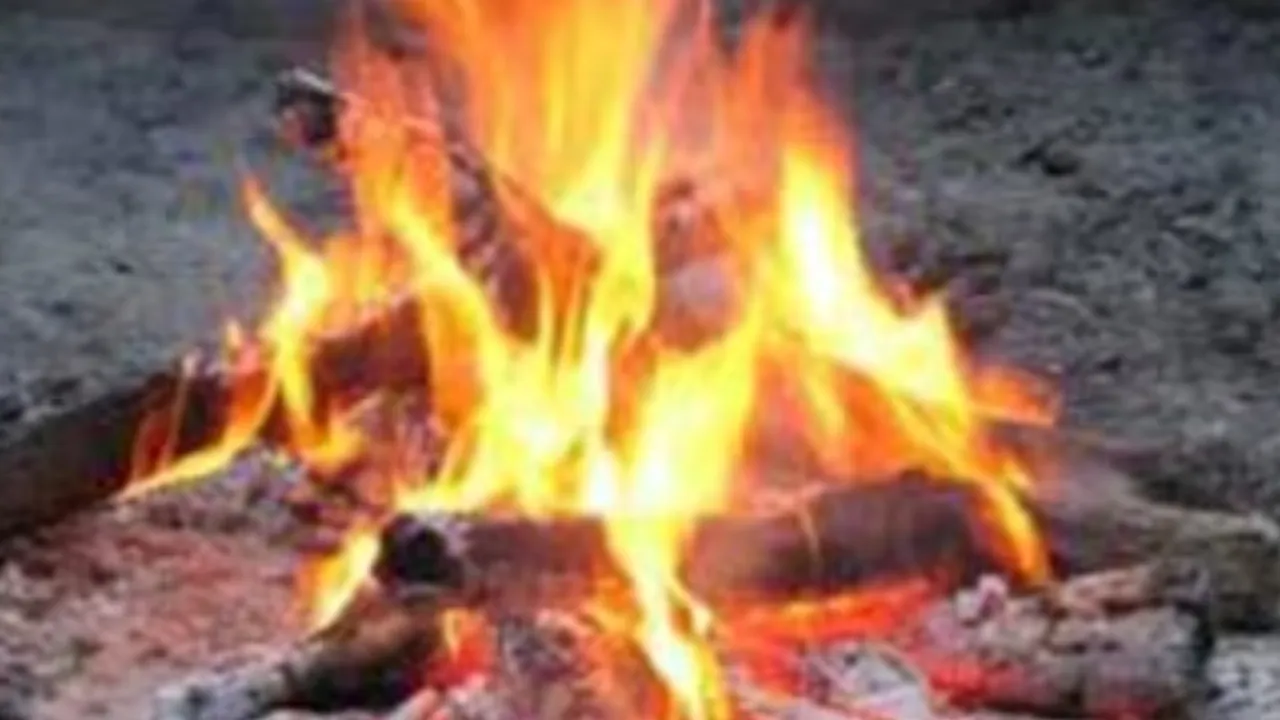 अयोध्या : कड़ाके की ठंड में जर्जर रैन बसेरों में कांपते भक्त, अलाव तक नहीं... खरपतवार जलाकर सेंक रहे हाथ