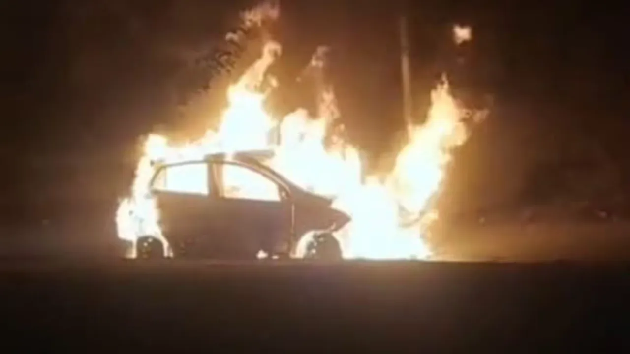 आगरा में दिल दहला देने वाला हादसा... चलती कार बनी आग का गोला, चालक की जिंदा जलकर मौत