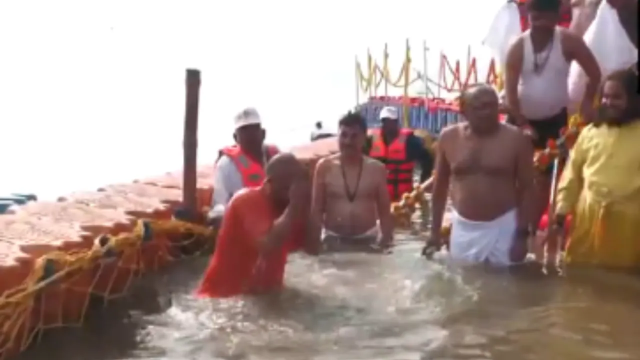 Magh Mela 2026: संगम तट पर पहुंचे सीएम योगी ने लगाई आस्था की डुबकी, साधु-संतों से की मुलाकात, व्यवस्थाओं की करेंगे समीक्षा 