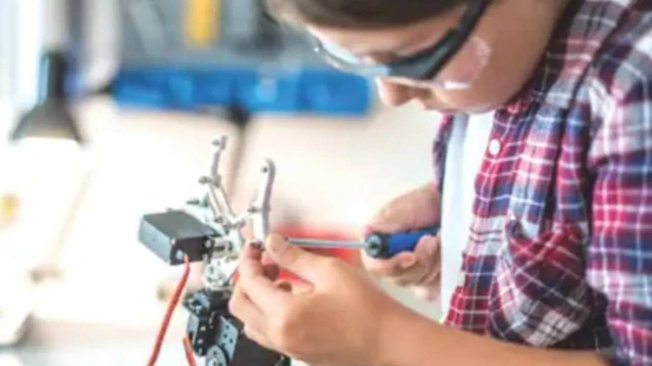 रोबोटिक्स से लेकर माइक्रोकंट्रोलर तक सीखेंगे माध्यमिक के विद्यार्थी... मंडल के 28 और प्रदेश के 284 राजकीय विद्यालयों में बनेगा अटल टिंकरिंग लैब