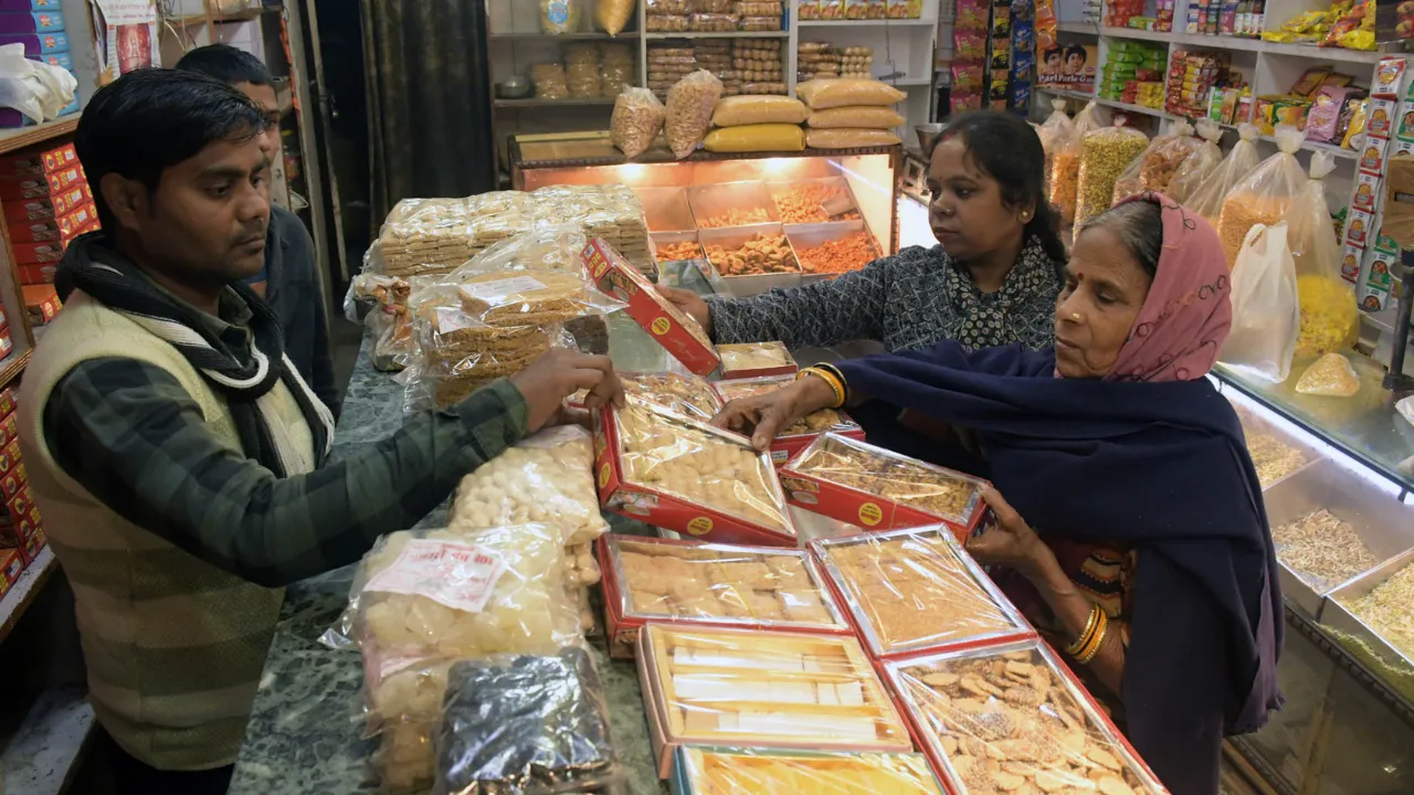 मकर संक्रांति पर बाजारों में गजक और तिल-मिष्ठानों की धूम..., गजक और तिल के लड्डू की मांग ज्यादा