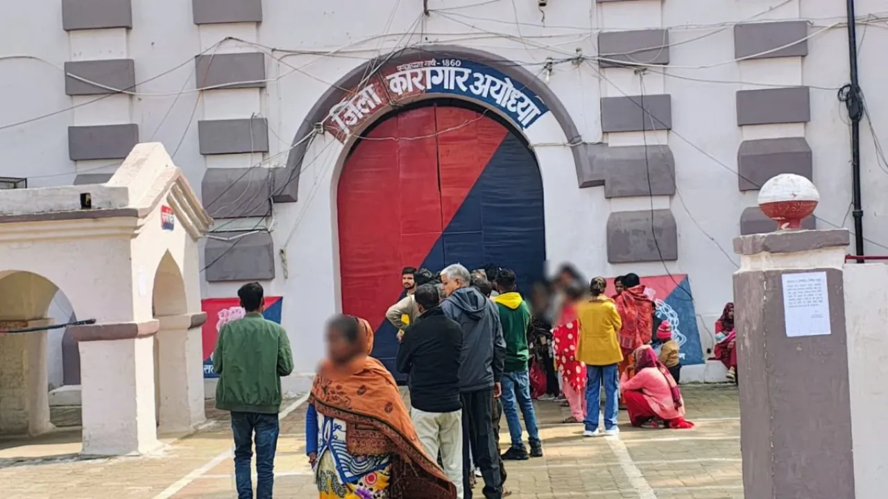 Ayodhya News: अयोध्या जेल की दीवार फांद दो बंदी फरार, जेल अधीक्षक समेत सात निलंबित
