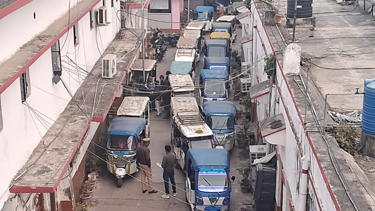 No Entry में जाना पड़ेगा महंगा... प्रतिबंधित इलाके में 51 ई-रिक्शा सीज, 91 का चालान