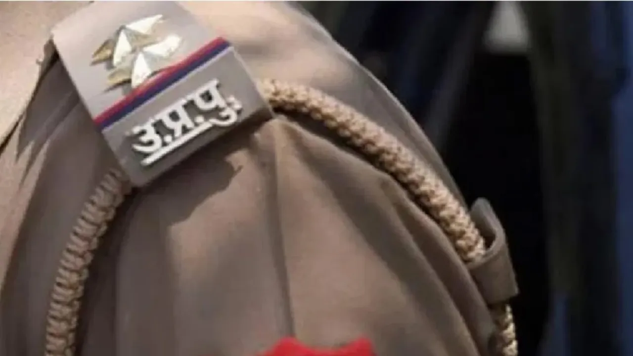 UP News: एसीपी ने पुलिसकर्मियों को प्रशस्ति पत्र देकर किया सम्मानित