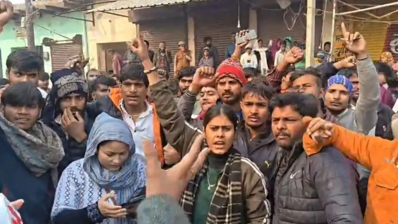 मथुरा में कबाड़ के गोदामों में मिली पशुओं की खाल और अन्य अवशेष, लोगों ने तीन गोदामों में लगा दी आग