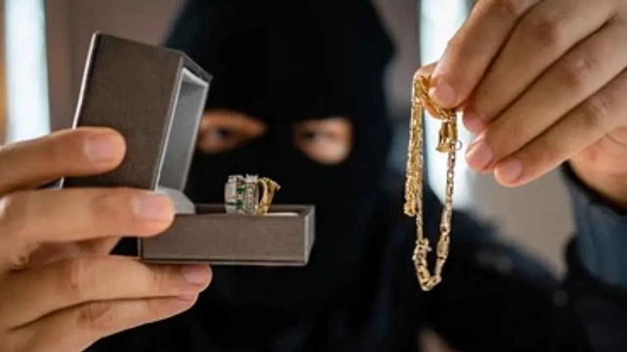 दादी के सेवा के बहाने पोता गायब कर रहा था गहने..., 10 लाख रुपये से अधिक के आभूषण गायब करने वाला गिरफ्तार
