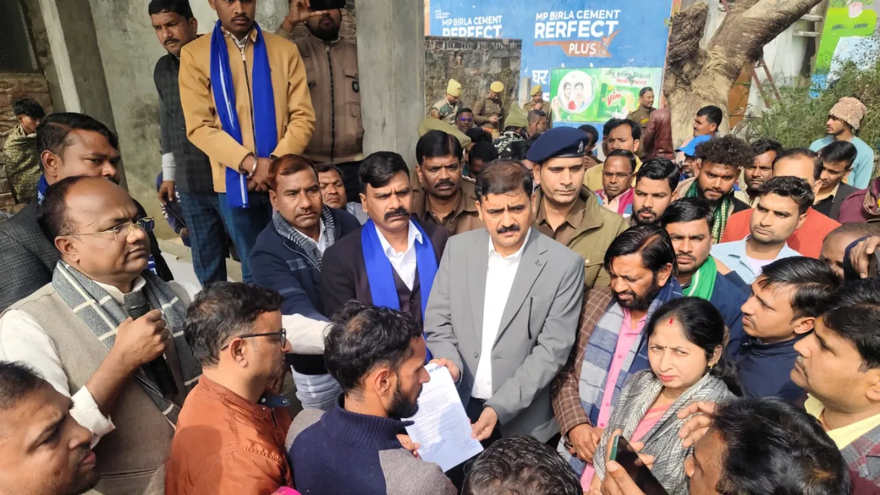 आंबेडकर प्रतिमा क्षतिग्रस्त करने से आक्रोशित, भाजपा, सपा, बसपा और एएसपी के नेता, ग्रामीणों के साथ बैठे धरने पर 