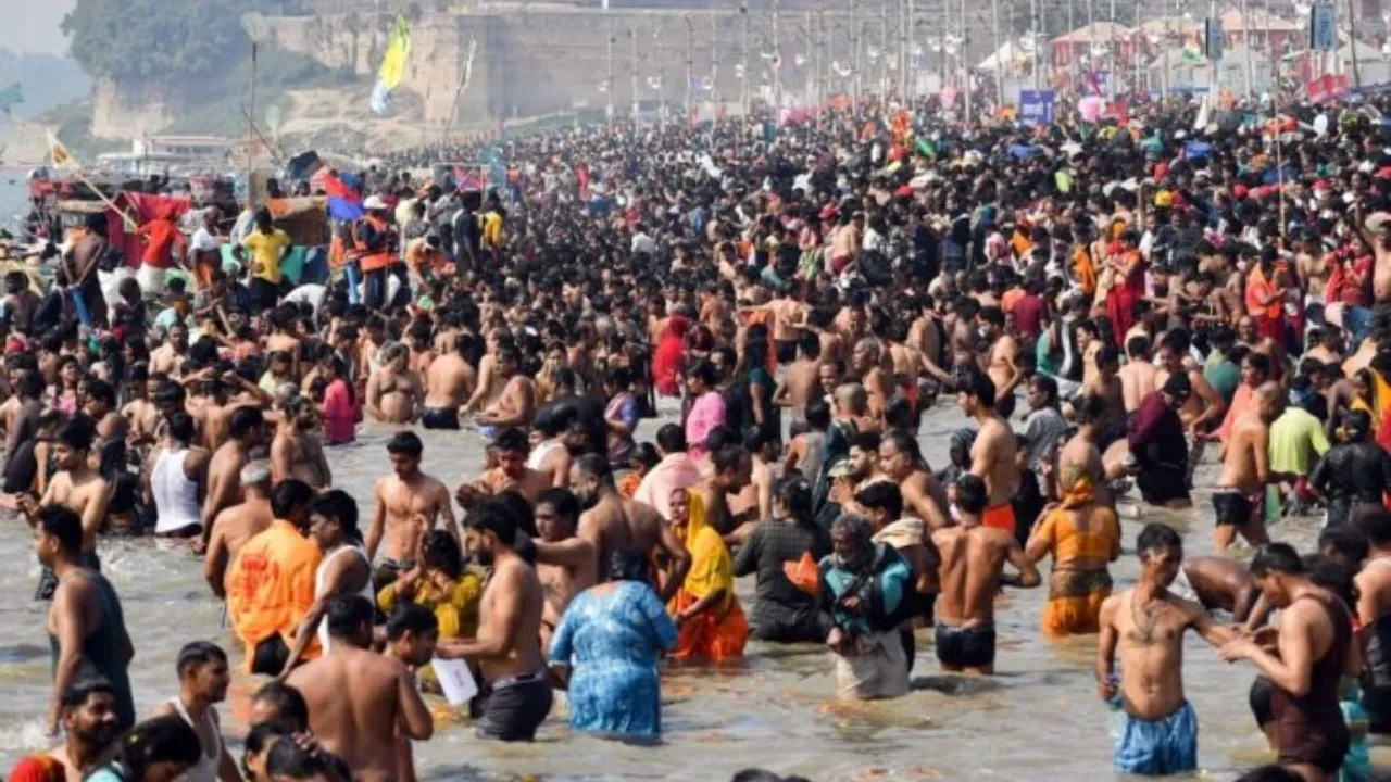 पौष पूर्णिमाः कौशांबी में गंगा तट पर उमड़ा श्रद्धा का सैलाब, लोगों ने लगाई डुबकी