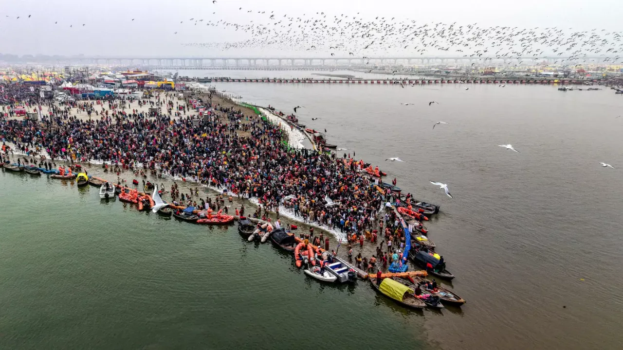 Magh Mela 2026: पहली बार माघ मेले में कल्पवास कर रहे चीफ मेडिकल ऑफिसर डॉ. एके तिवारी 