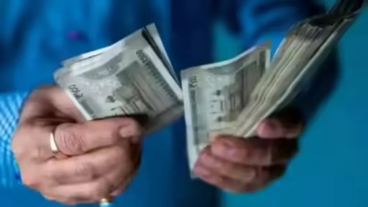 पेंशन चाहिए तो पहले 3.50 लाख रुपए लाओ... रिश्वत लेते रेलवे के फाइनेंस ऑफिसर व कैशियर गिरफ्तार