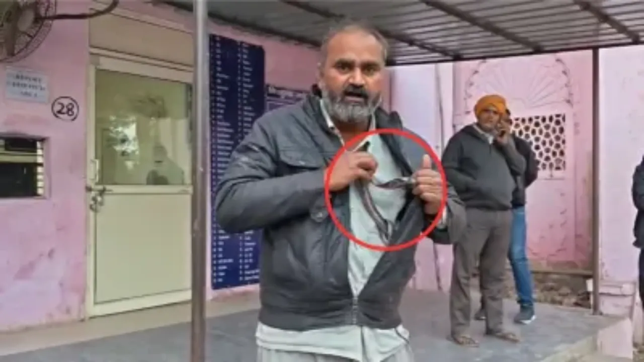 Mathura News: जेब में डेढ़ फुट लम्बा सांप लेकर अस्पताल में घुसा ई-रिक्शा चालक 
