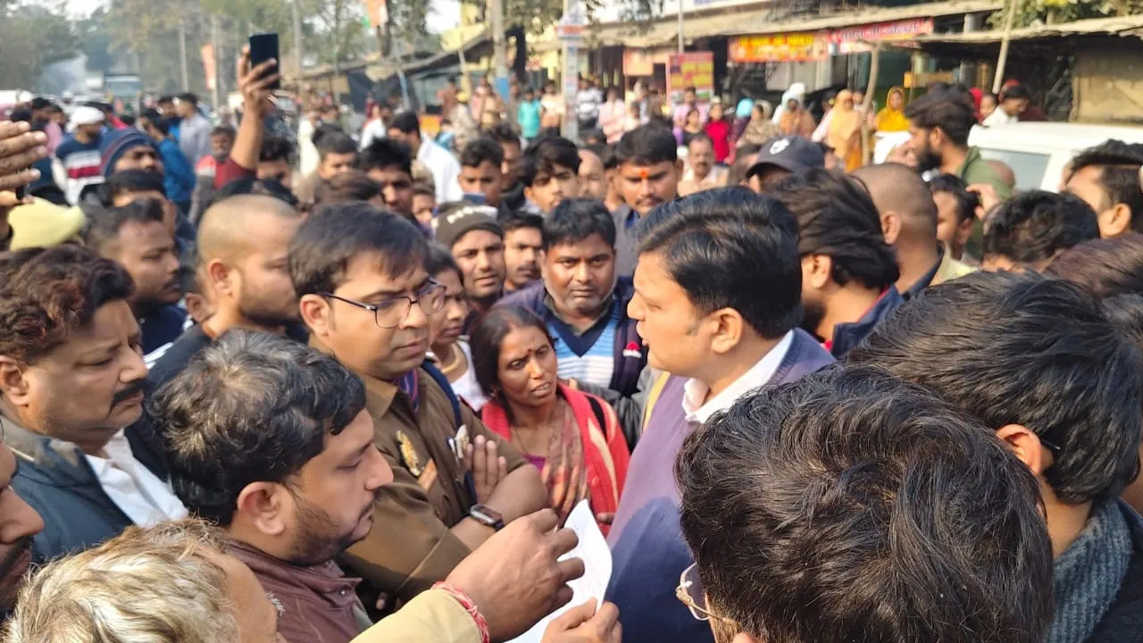 बंथरा हादसा: सड़क पर शव रख 3 घंटे किया हंगामा, फिर 5-5 लाख के चेक और योजनाओं का लालच देकर मनाया मामला