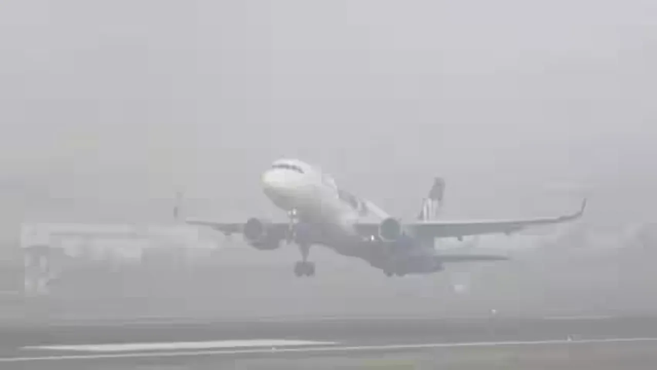 घने कोहरे के चलते विमानों पर लगा ब्रेक... कई फ्लाइट प्रभावित, घंटों परेशान रहे यात्री 