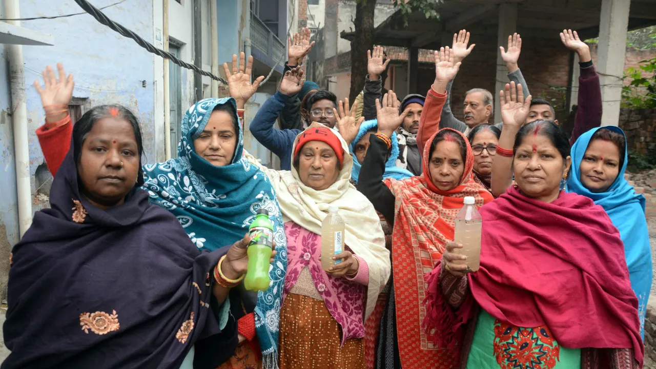 नलों में आ रहा सीवर का पानी, सड़क पर जलभराव... आलमबाग के कई इलाकों के लोग परेशान