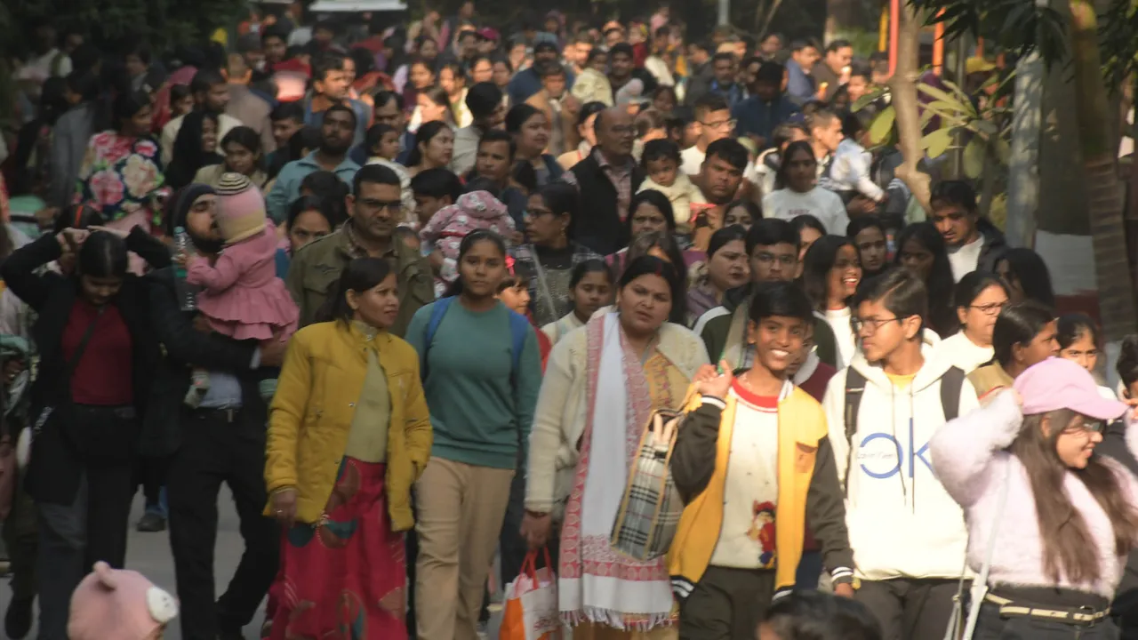 खिली धूप तो उमड़ी चिड़ियाघर में दर्शकों की भीड़... टिकट घर बंद होने जाने के बाद भी ढूंढते रहे जुगाड़