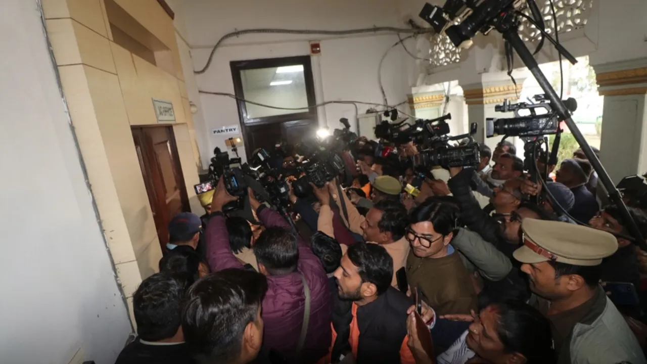 केजीएमयू में हंगामा-प्रदर्शन पर रिपोर्ट न दर्ज होने से चिकित्सकों में रोष, आज होगा आंदोलन का ऐलान ?