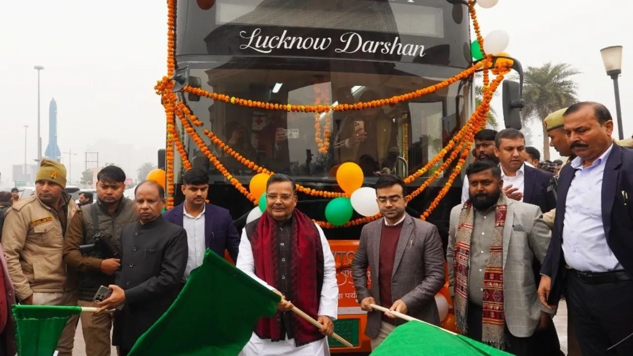डबलडेकर बस का हुआ लोकार्पण, आज से पर्यटकों को कराएगी ''लखनऊ दर्शन''