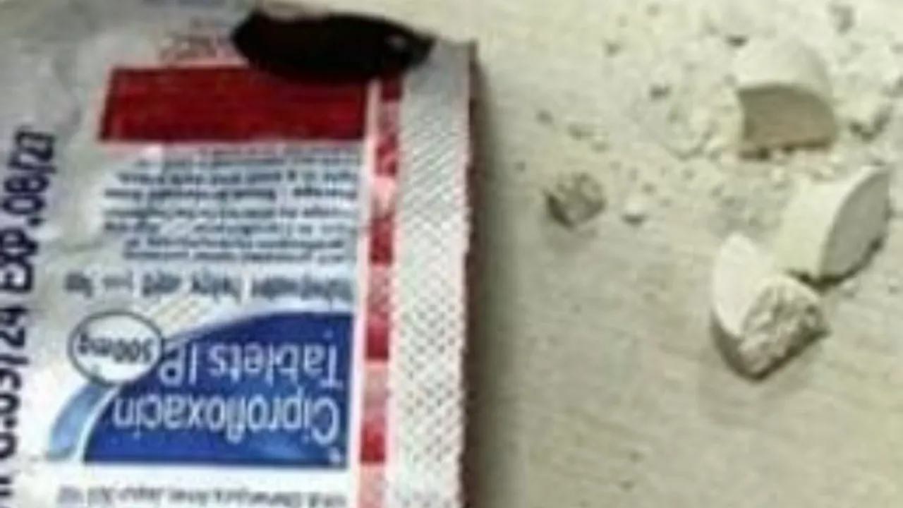 लखनऊ के सीएचसी में मिलीं नमी से खराब दवाएं: रैपर खोलते ही बिखर जाती हैं गोलियां, मरीज परेशान