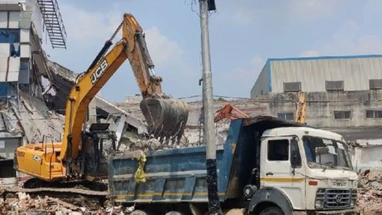  ट्रांसपोर्ट नगर हादसे में बड़ा एक्शन: शासन ने एलडीए से मांगा जवाब, लापरवाही पर कार्रवाई की तैयारी