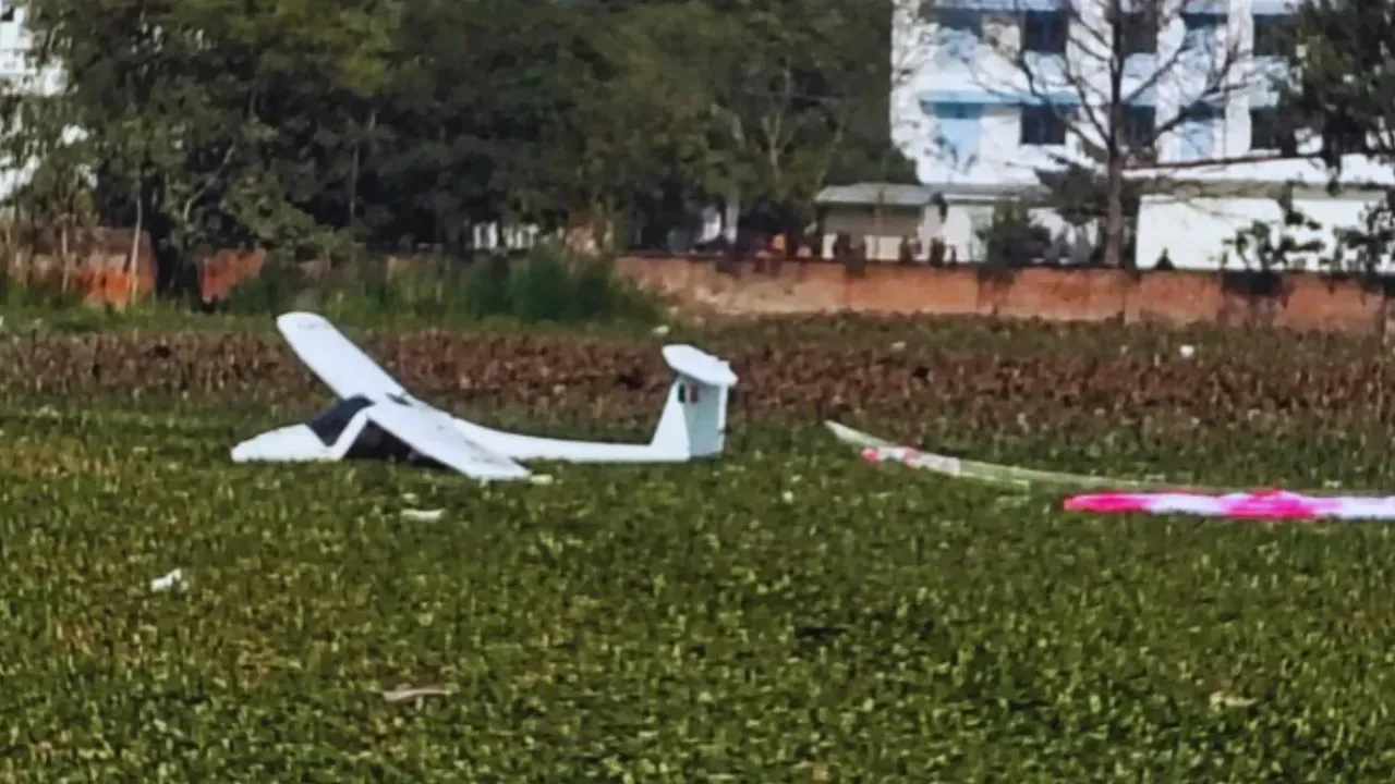 Prayagraj Plane Crash :  प्रयागराज में सेना का ट्रेनिंग विमान क्रैश, केपी कॉलेज के पास तालाब में घिरा मलबा-देखने जुटी भारी भीड़  
