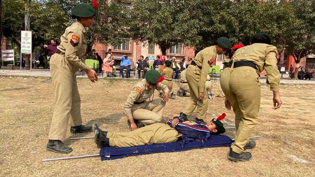 सायरन बजते ही हड़कंप! सीएम योगी के सामने मॉक ड्रिल... हवाई हमले से लेकर आग बुझाने तक का LIVE, भाषा विश्वविद्यालय में छात्राओं ने दिखाई ताकत