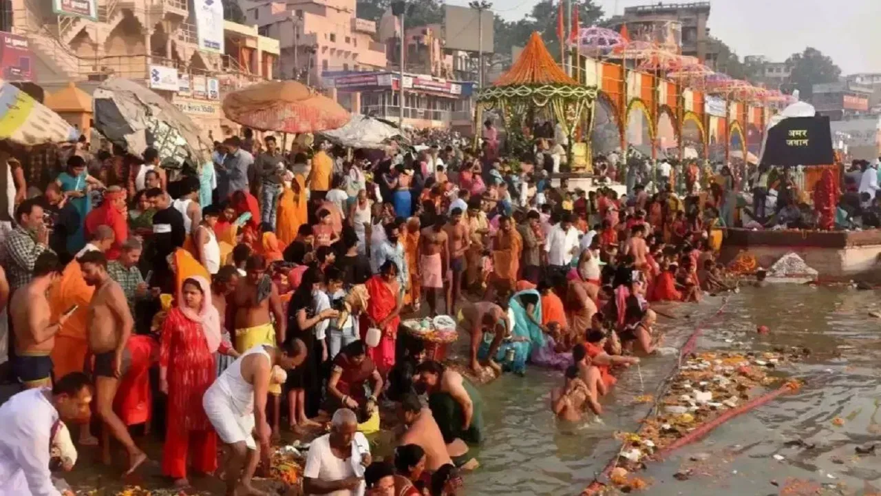 अयोध्या में लगा भक्तों का तांताः मकर संक्रांति पर पांच लाख श्रद्धालुओं ने लगाई सरयू में डुबकी, जय श्री राम और हर-हर महादेव से गूंजी राम नगरी