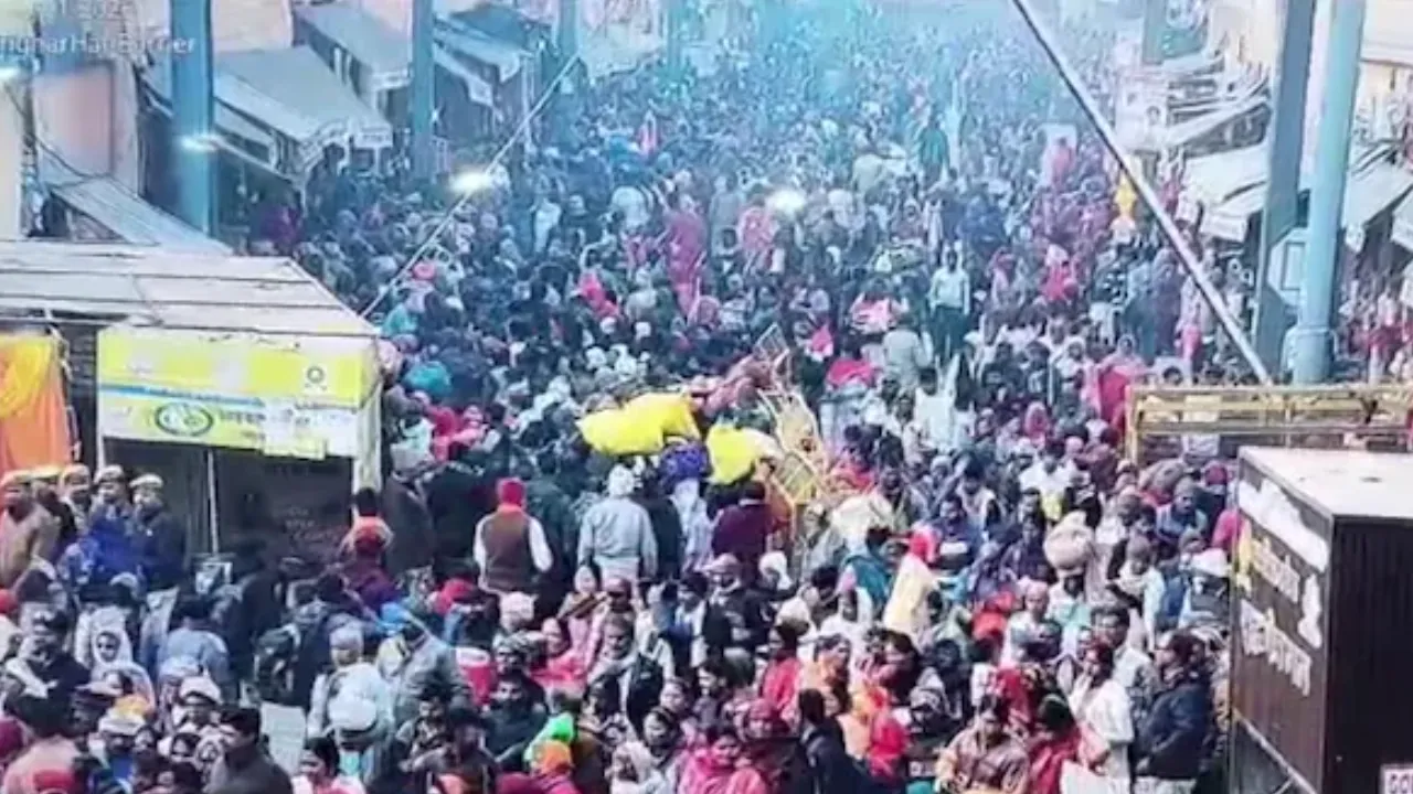 माघ मेले से 'पलट प्रवाह' हुआ तेज... अयोध्या पहुंचा श्रद्धालुओं का हुजूम, सड़कों पर उतरे डीएम-एसएसपी