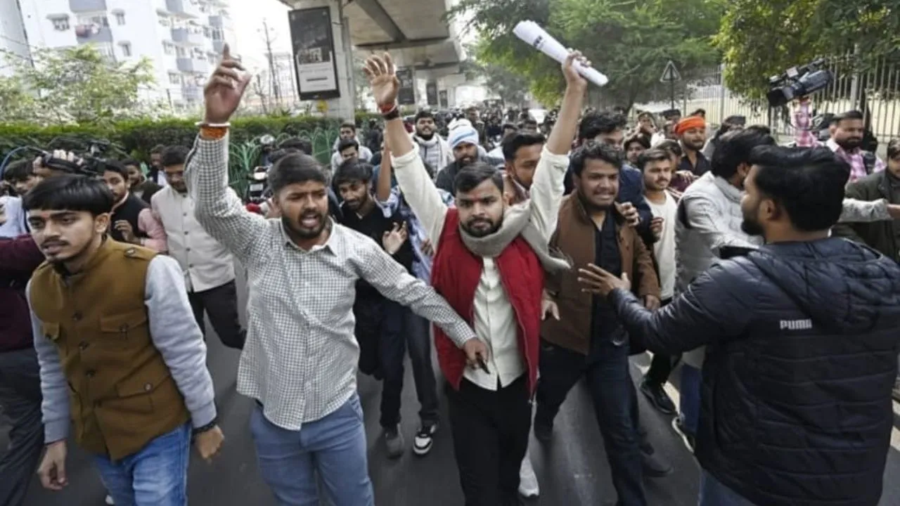 लखनऊ विश्वविद्यालय में छात्रों का UGC विनियम 2026 के खिलाफ उबाल, बोले छात्र 