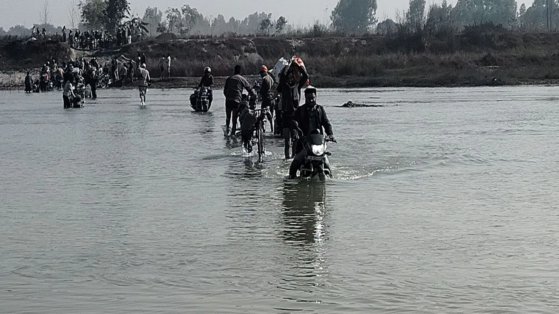 UP: पुल बंद होने से जान जोखिम में डाल कोसी नदी पार कर रहे बाइक सवार