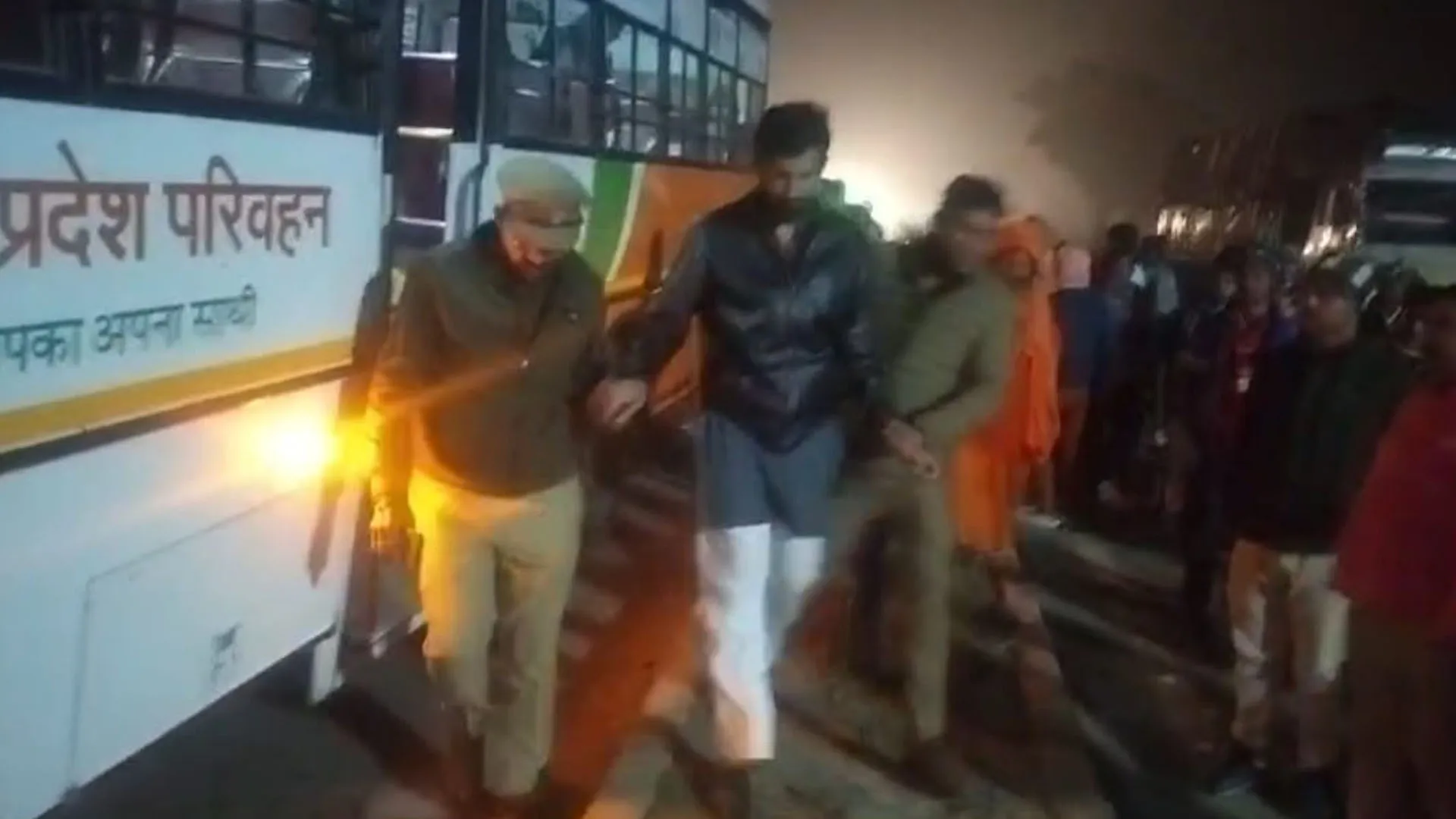 UP:  तौकीर रजा के बेटे फरमान की कार बस में घुसी, देर रात तक होती रही पूछताछ