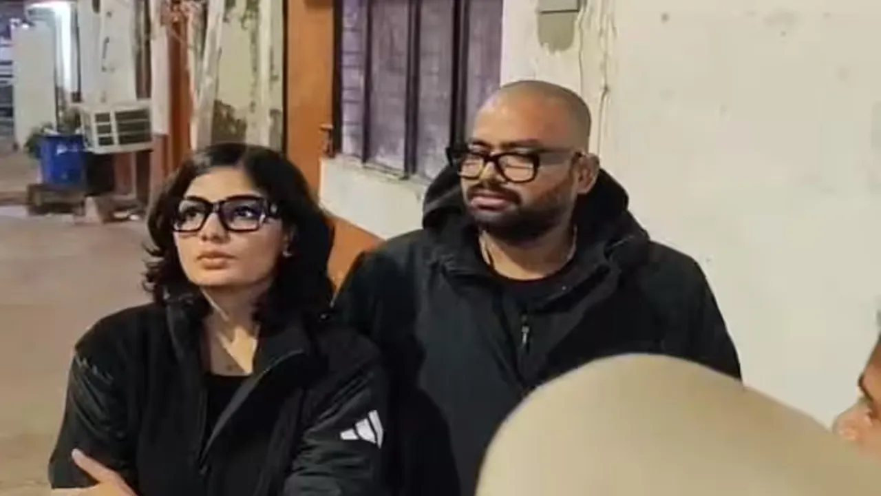 Neha Singh Rathore : विवादित पोस्ट मामले में हजरतगंज थाने पहुंचीं नेहा सिंह राठौर, कहा- जांच में सहयोग दूंगी