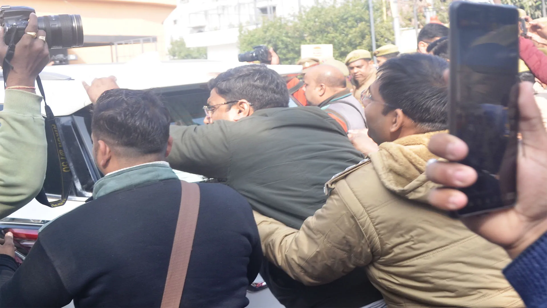 Bareilly : लखनऊ ले जाने के दौरान कार के आगे सड़क पर लेटे अलंकार समर्थक, बोनट पर चढ़कर नारेबाजी