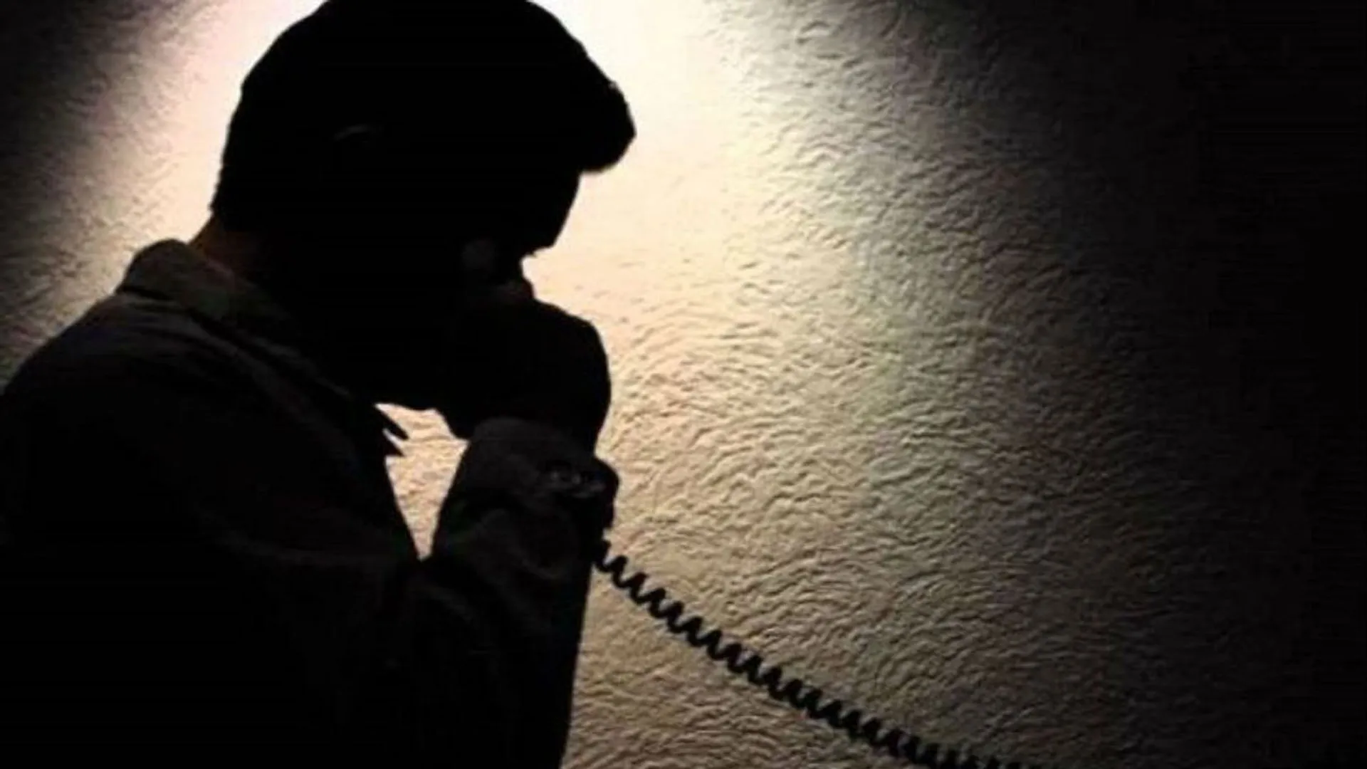 UP: हैलो...दो सिम कार्ड चलाते हो, तुम्हारे नंबर पर कश्मीर में FIR हुई है 