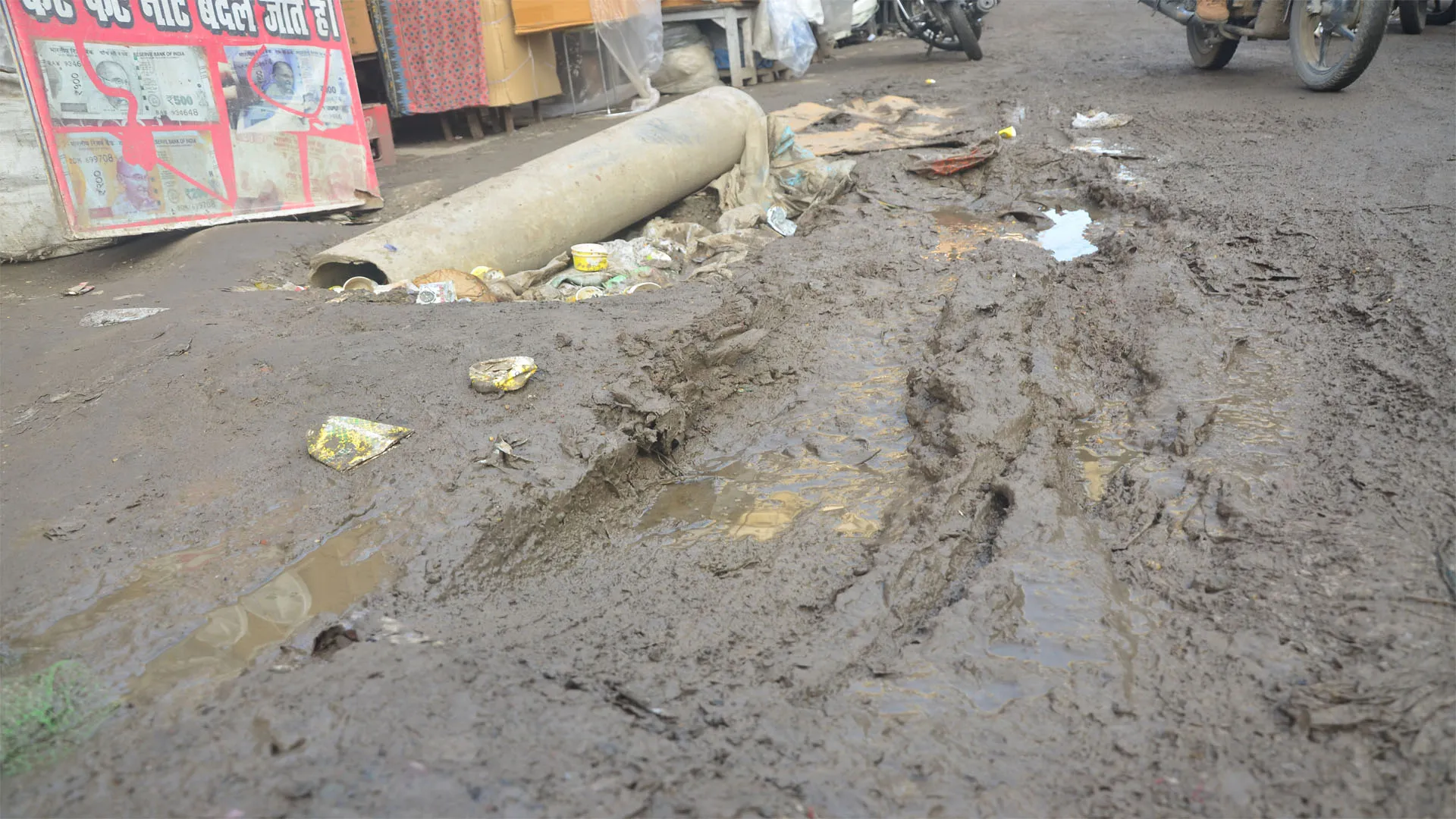 Bareilly: जलकल विभाग की कार्यशैली, सड़क बनी खतरे की घंटी