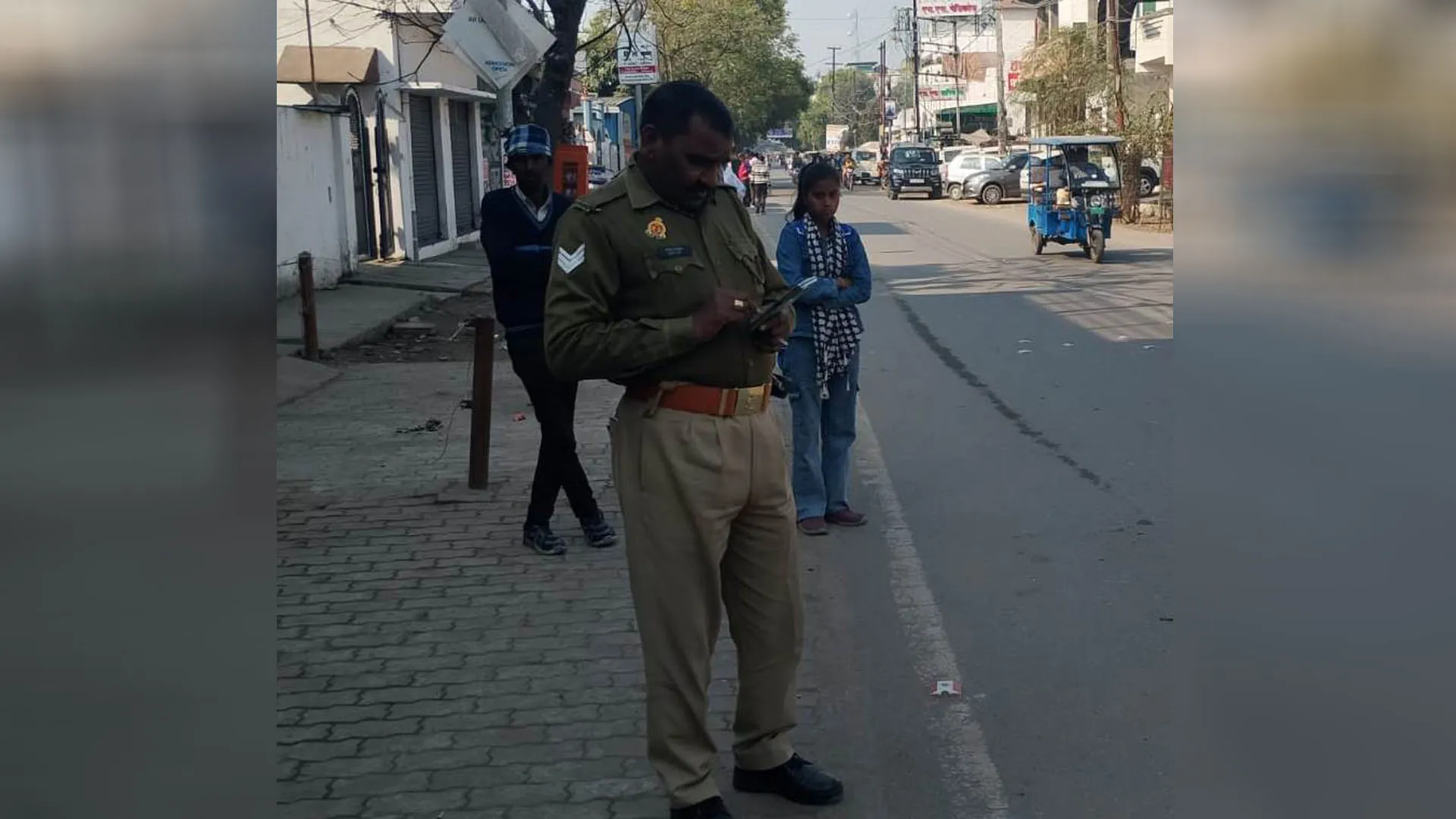 पीलीभीत: दिनदहाड़े छात्रा का मोबाइल छीन ले गए बाइक सवार, पुलिस कर रही पड़ताल 
