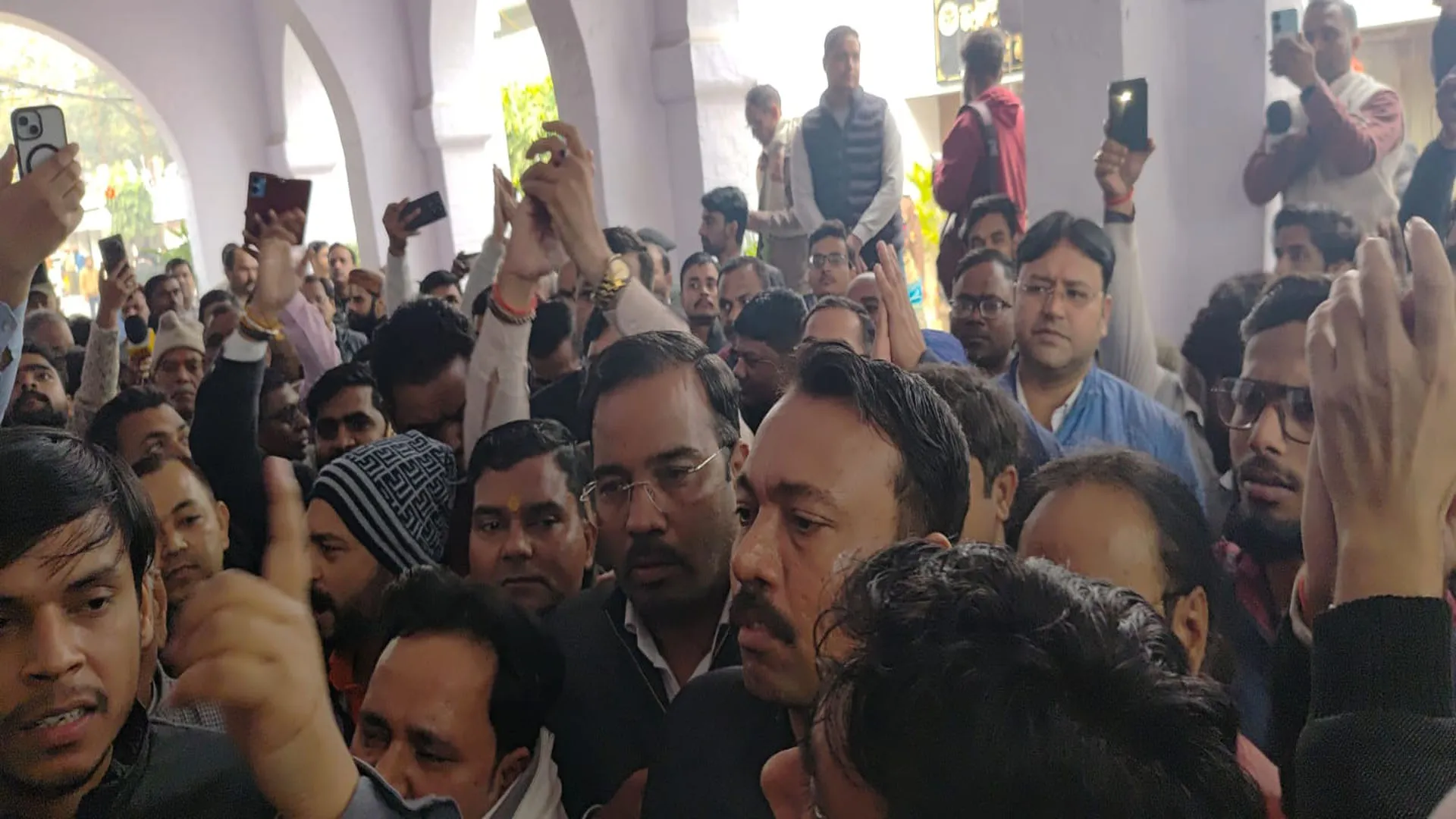 Bareilly: कलेक्ट्रेट पर माहौल गर्म...समर्थकों संग पीसीएस अफसर अलंकार अग्निहोत्री का प्रदर्शन और नारेबाजी