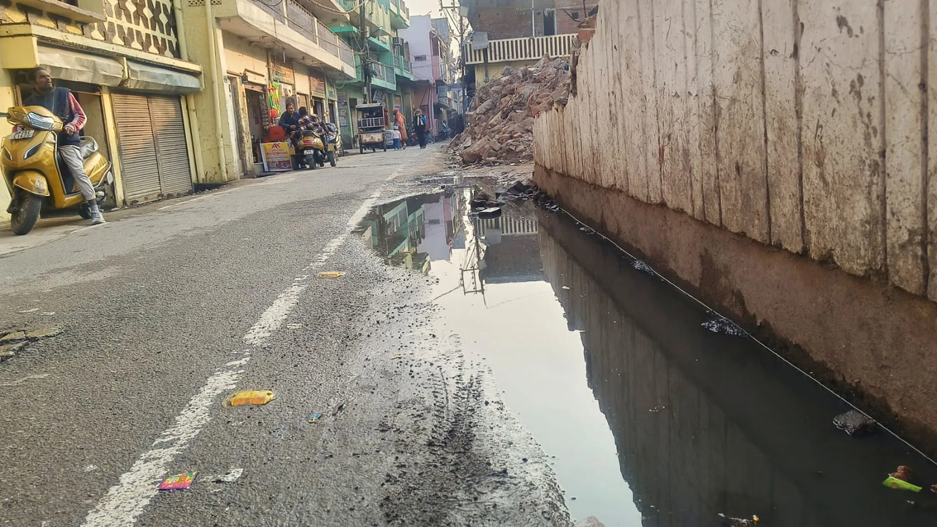 Bareilly: नालियों का पानी सड़क पर भरने से लोग परेशान, शिकायत के बावजूद नहीं हुआ समाधान