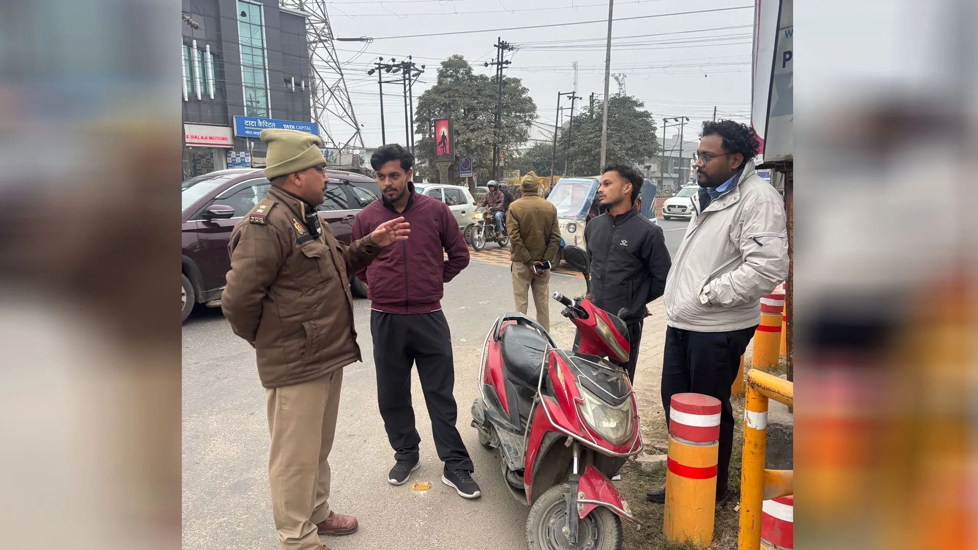 Moradabad: राष्ट्रीय सड़क सुरक्षा माह में यातायात पुलिस ने नियम तोड़ने वालों पर की कार्रवाई, जागरूक भी किया