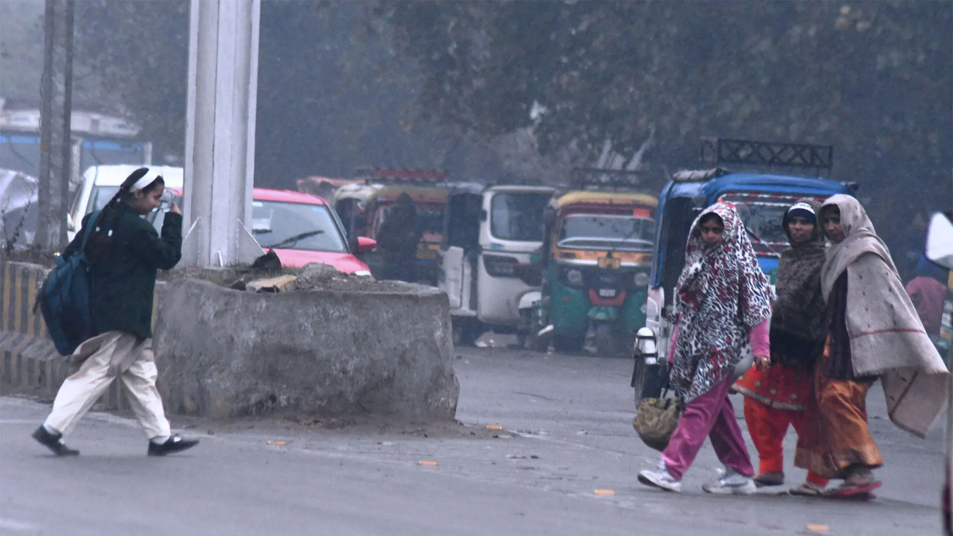 Bareilly : सुबह छाए बादल तो दोपहर में खिली धूप, सूर्य देव के फिर बादलों की ओट में जाने से बढ़ी ठंडक
