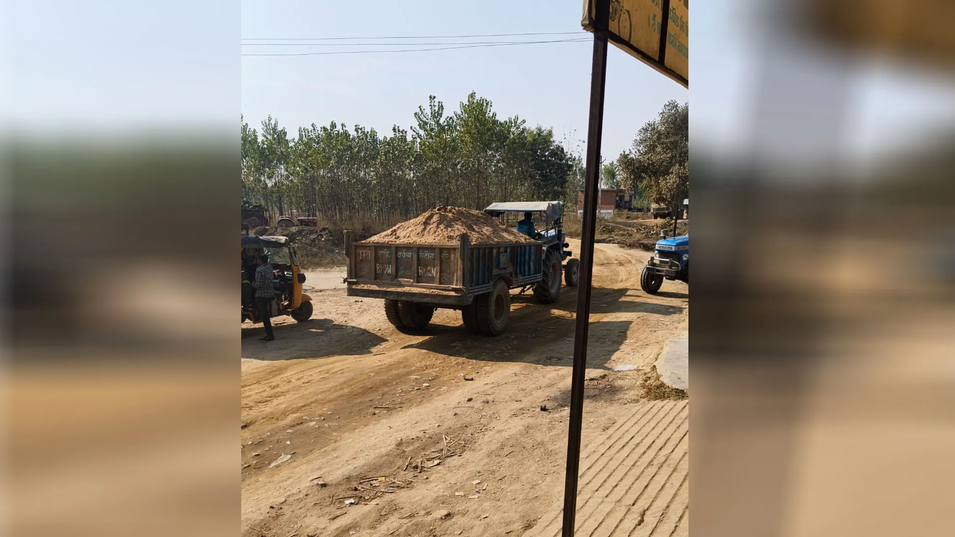 Bareilly : ट्रैक्टर ट्रॉली और डंपर से हो रहा अवैध खनन...सड़कें हो गईं जर्जर