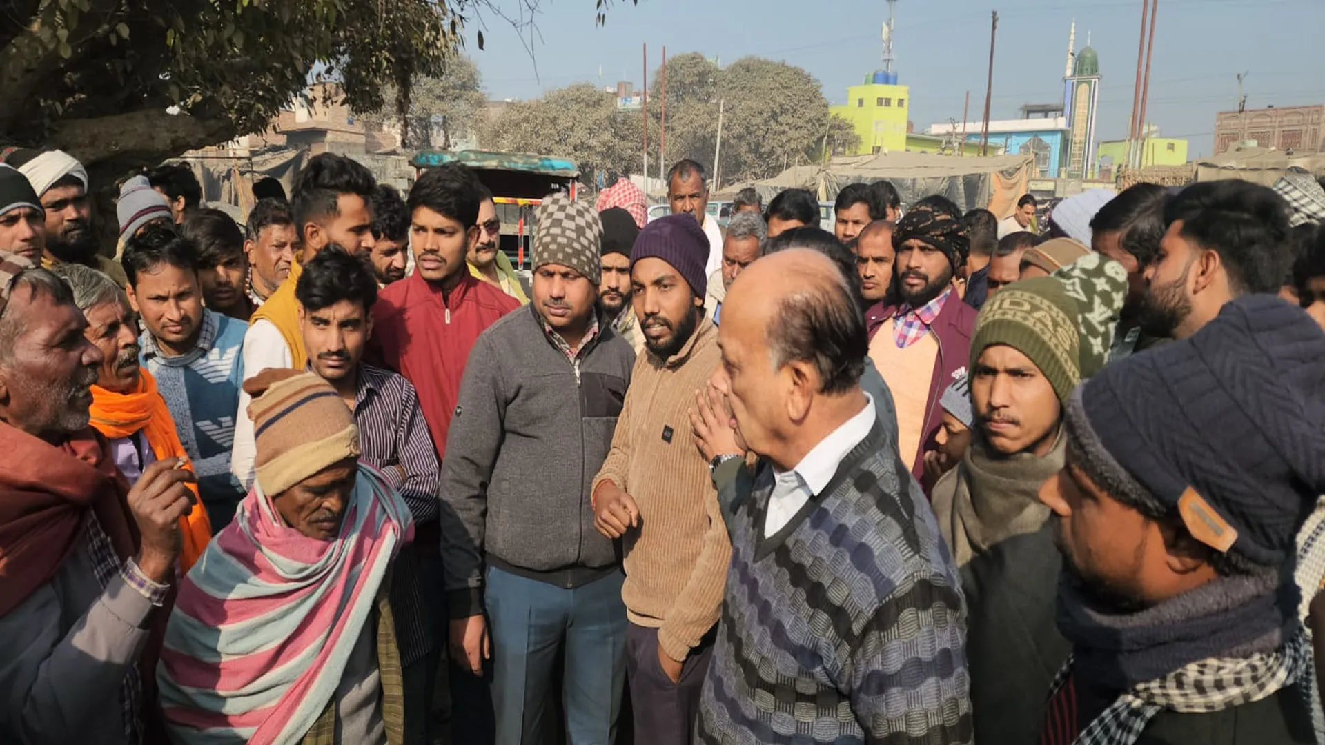 Rampur: दबंगों से परेशान साप्ताहिक बाजार का व्यापारियों ने किया बहिष्कार, बढ़ा आक्रोश